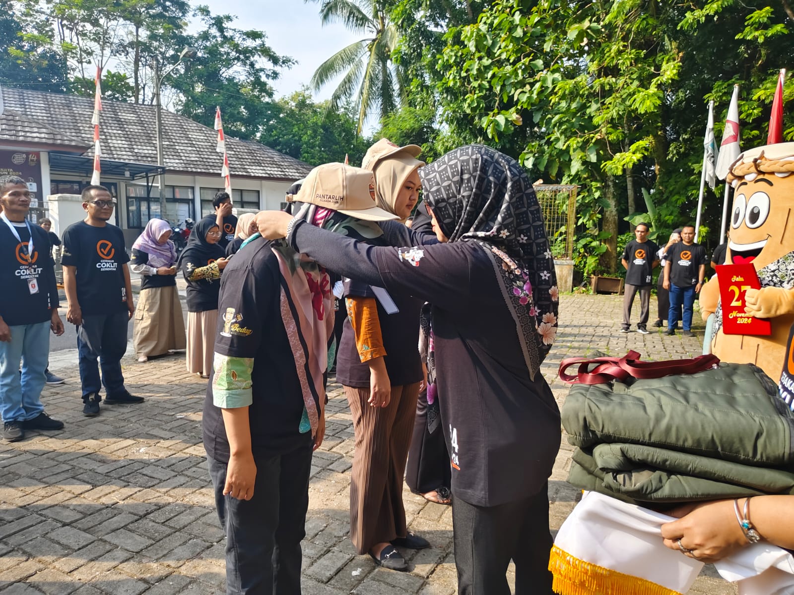Penyematan Simbolis Kelengkapan Pantarlih Pilkada 2024